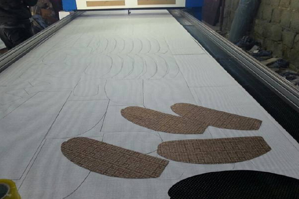 電腦激光裁床專業(yè)生產廠家—蘇州創(chuàng)軒激光科技